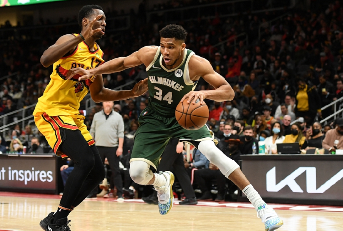 勇士逆转雄鹿，特雷杨完成帽子戏法