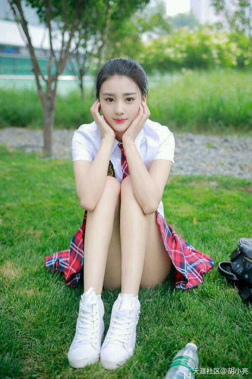 孤胆英雄雨中行，莱万扛起全队，德国生死战取胜罗马